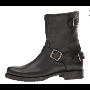 FRYE Women’s Veronica Back-Zip Short Boots